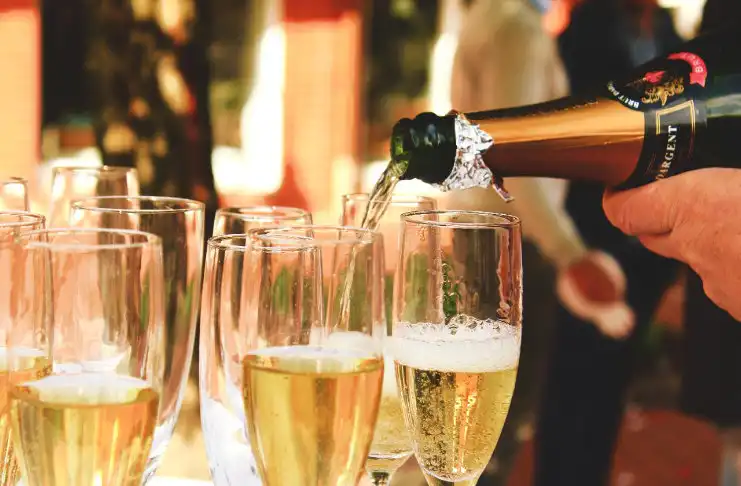 ruou-champagne-sam-panh-tiec-cuoi-gia-re-duoc-ua-chuong.webp